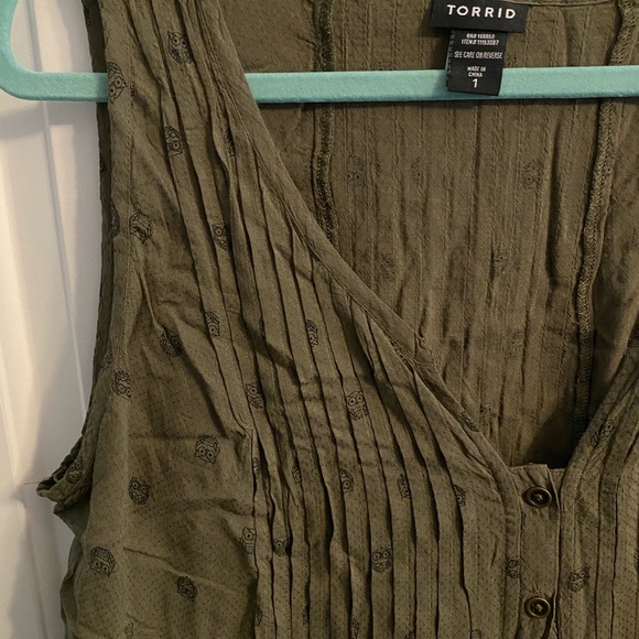 ❌SOLD❌ OLIVE OWL PLEATED TANK - Picture 4 of 5